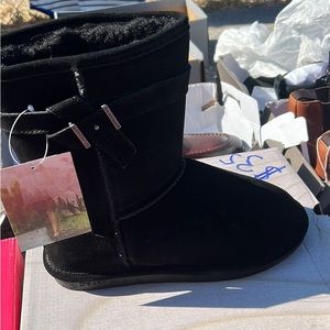 New Black bearpaw boots size 8 in its original box